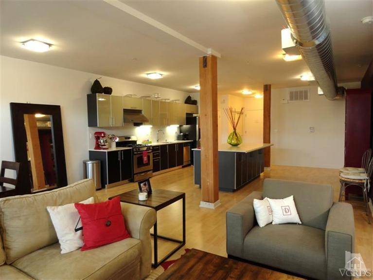 This perfect 1 story 2 Bd/2 Bth Loft in MDR - 2 BR Townhouse Marina Del Rey Los Angeles