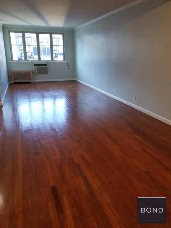 Huge 3 bedroom in the heart of Astoria steps from the N W train, minutes to Manhattan, surrounded by all necessities !