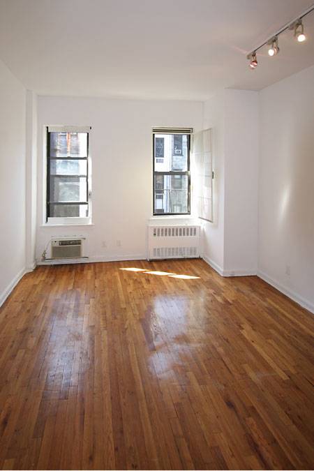 Upper East Side, Beautiful Studio with 1 Full Bath, Hardwood Floors, Separate Kitchen, and Plenty of Closets, in A Brownstone Building. Great Investment Property or Starter Apartment.