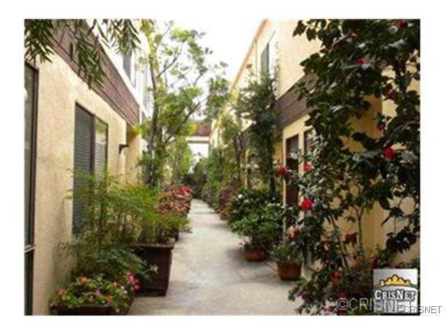 Must see this lovely redone townhome - 3 BR Townhouse Westwood Los Angeles