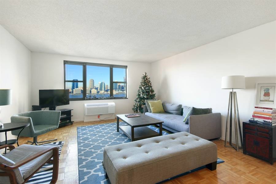 Spectacular 1 Bed in Battery Park City with a Dining Bay