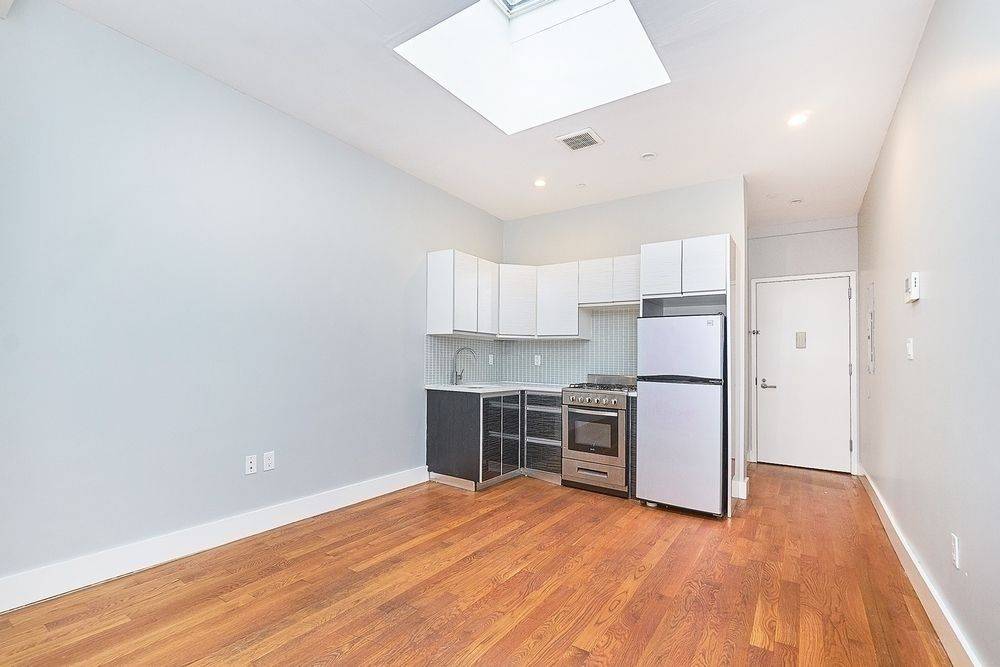 Sunny 1 Bed Apartment in Stuyvesant Heights with Open Kitchen