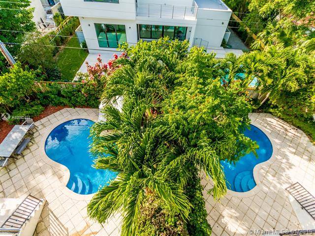Fantastic opportunity to live in a beautiful Townhome with private pool located in prestigious Key Biscayne only 1 block from Calusa Park