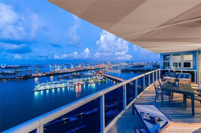 Magnificent flow through that offers panoramic views of the ocean & bay & Miami skyline