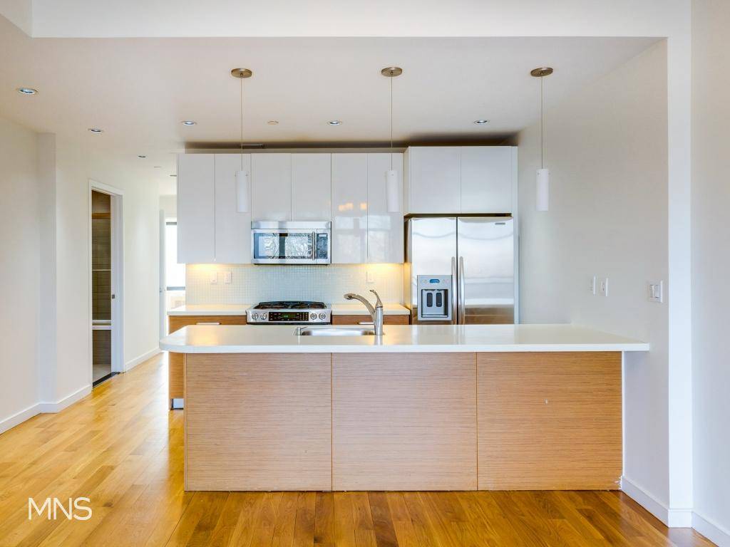 Located on a picturesque tree lined block, 122 Vanderbilt offers everything you could ask for in the heart of vibrant Fort Greene !