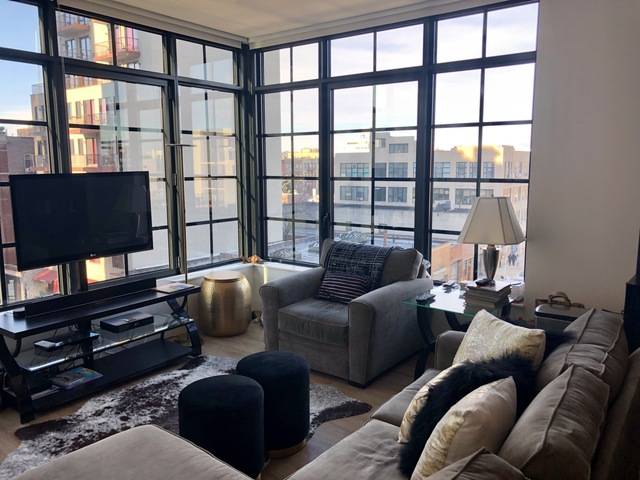 Gorgeous corner 2 bed, 2 bath featuring high ceilings and expansive floor to ceiling windows.
