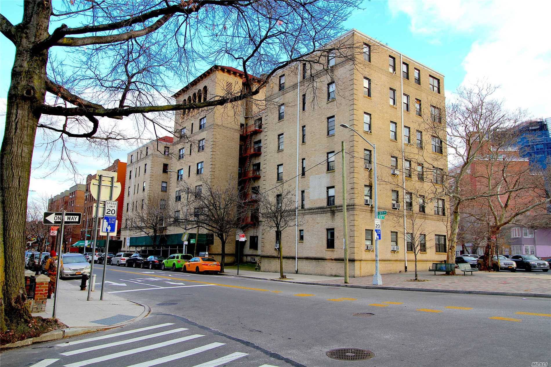 Broadway 1 BR House Jackson Heights LIC / Queens