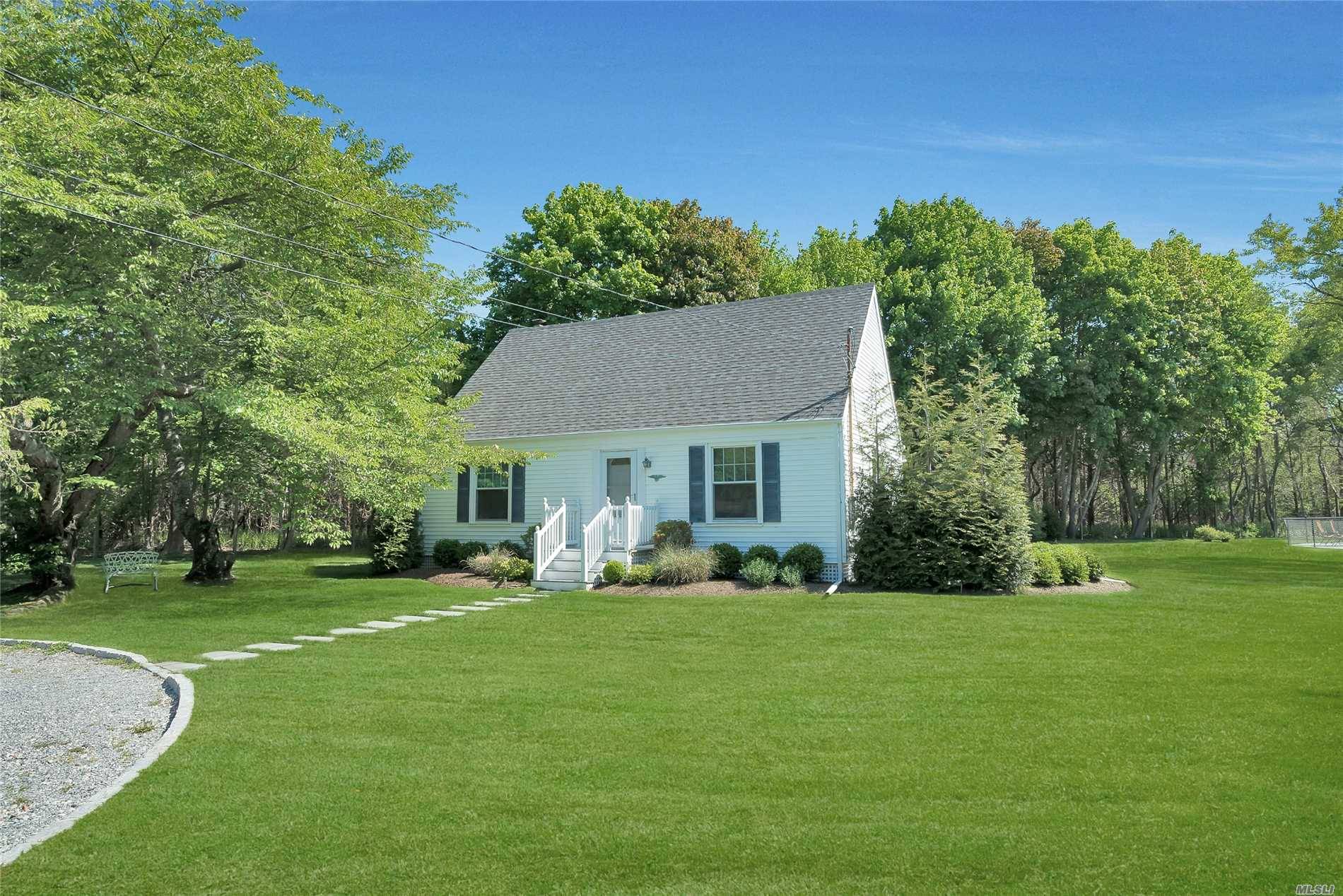 Escape To A Quaint, Three Bedroom Home Tucked Away In Westhampton, Just 3Miles From The Village Of Westhampton Beach.