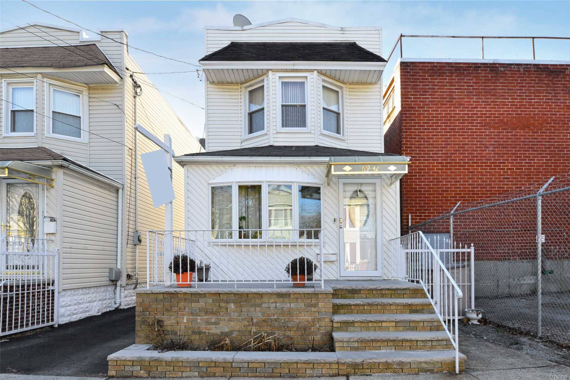 Sunny And Well Kept Detached Colonial On A Quiet And Private Cul De Sac Street.