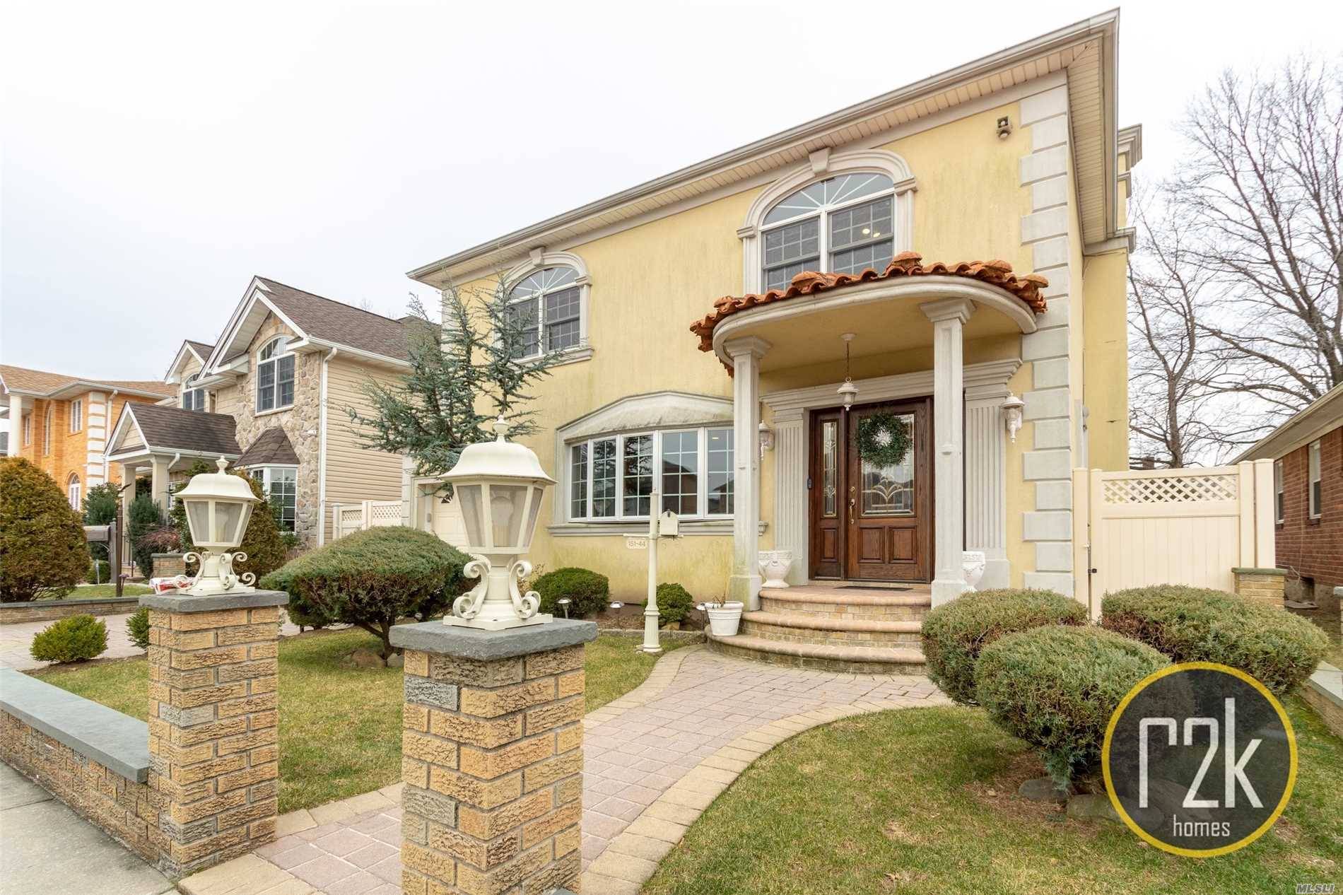Beautiful Detached One Family Home In Prime Whitestone Area.