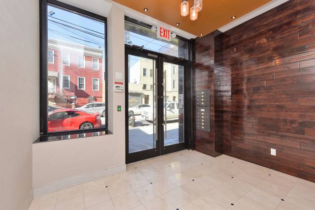 NO FEE Be the First to live in this brand new boutique building conveniently located right in the heart of Long Island City !