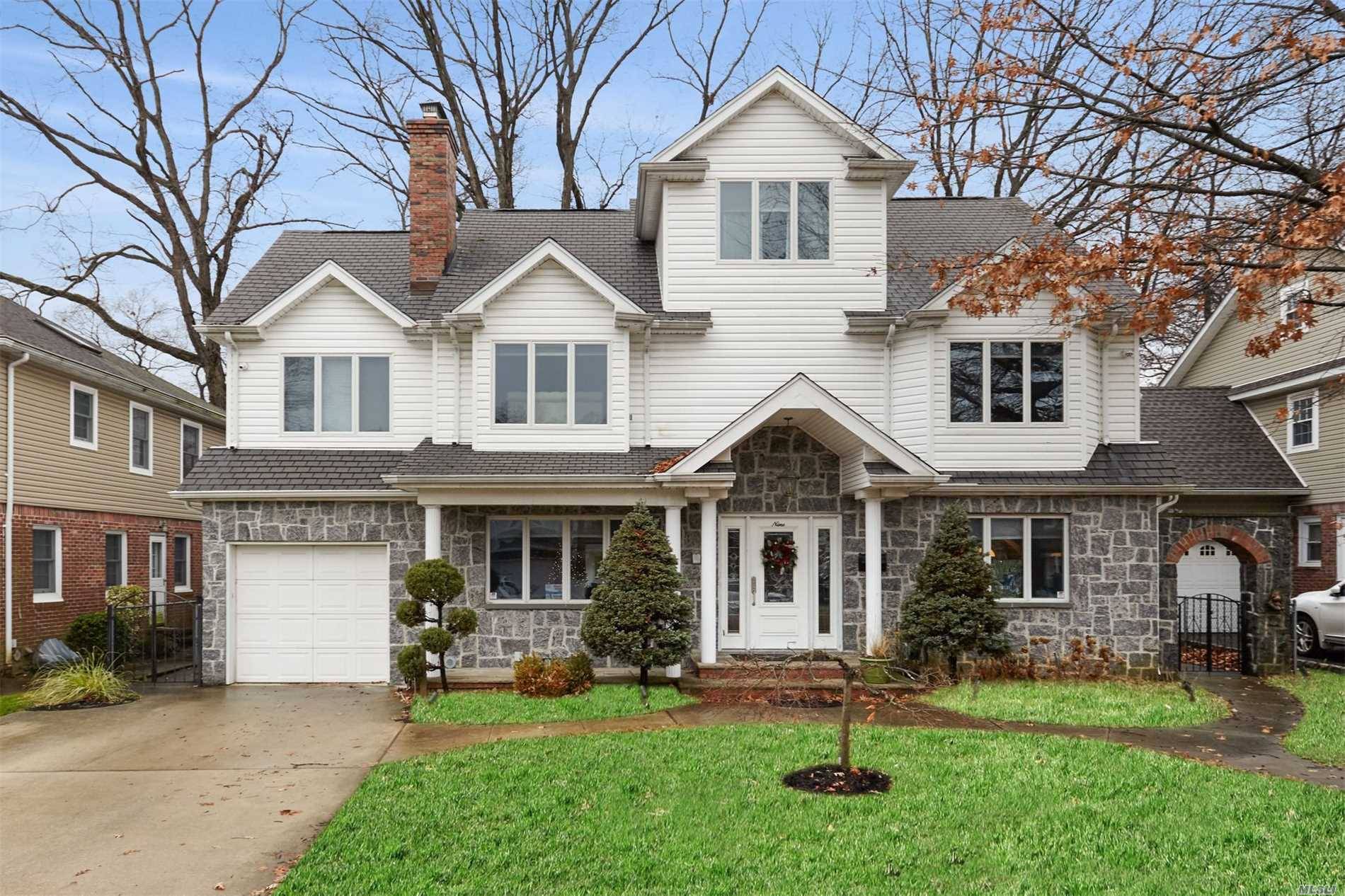 Charming Colonial In The Heart Of The New Hyde Park Oaks Area.