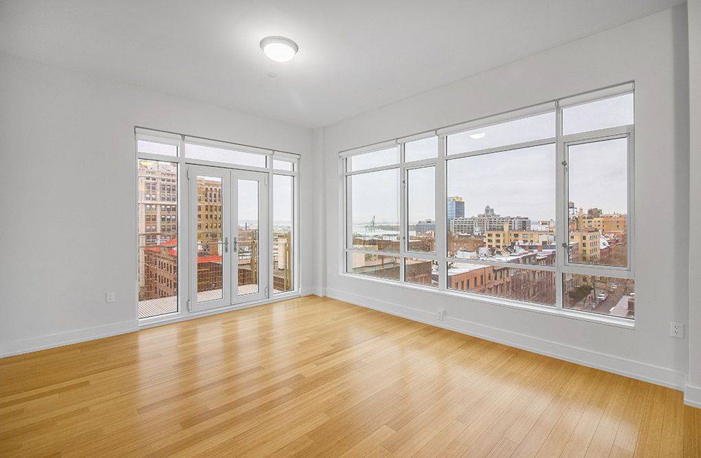 No Broker Fee and 1 Month Free! 2 Bed/2 Bath Luxury Full Service Brooklyn Heights Home With A Balcony! Minutes from the Promenade and Brooklyn Bridge Park!
