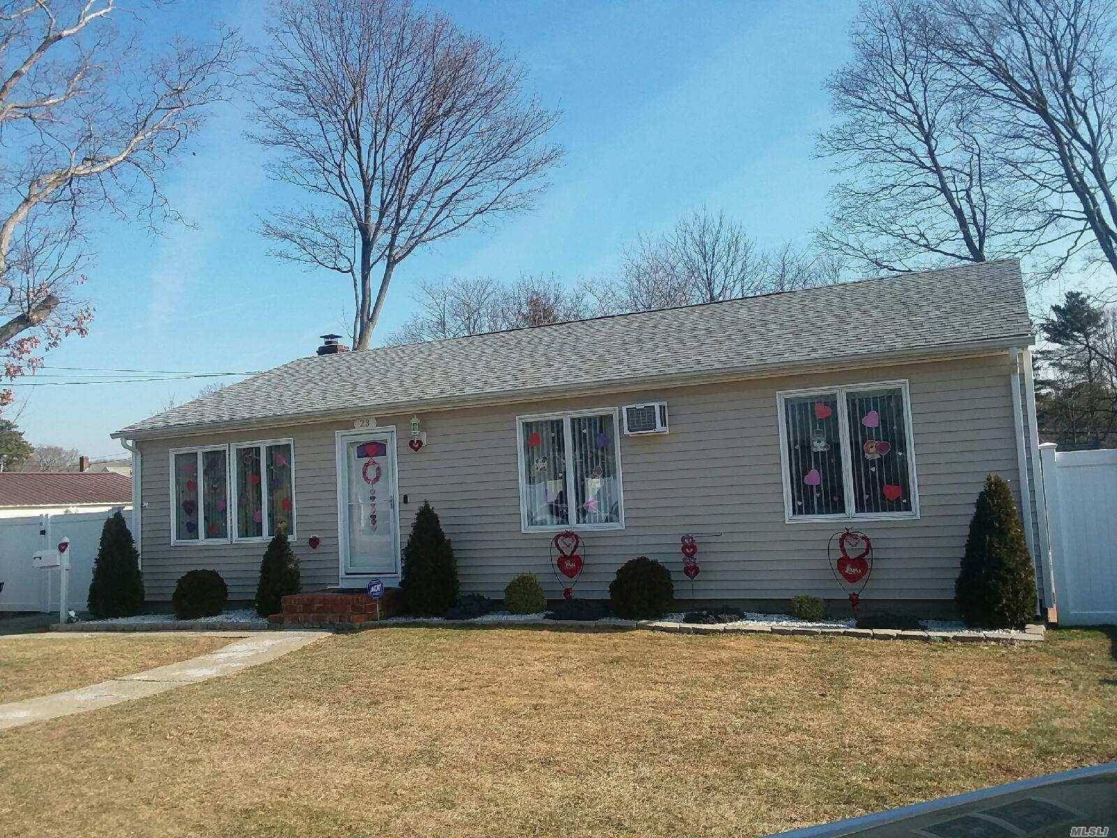 Move right into this 3 bedroom, 2 Full Bath, well maintained Ranch on a one way street !