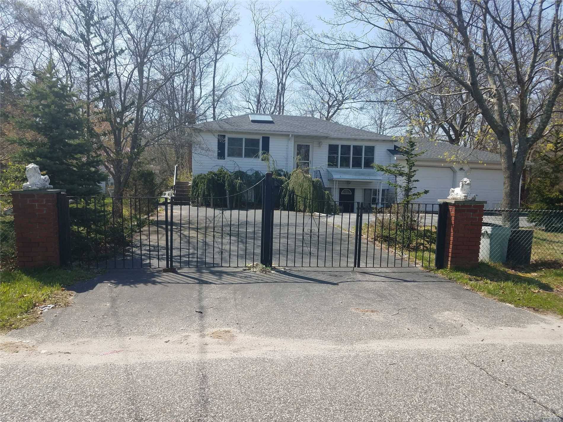 1887 Sf Ranch With 2 Car Attached Garage On 100 X 148 Lot Size Being Sold With 3 Adjoining Lots, A Separate Cottage With Enclosed Sunroom, Huge Driveway, Fenced Yard, ...