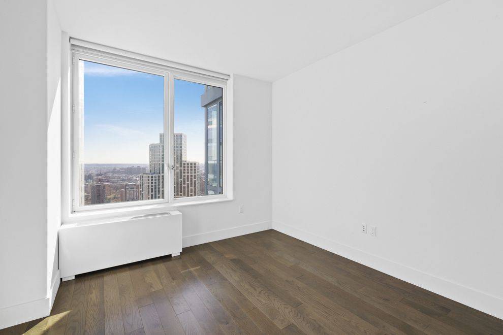 Gorgeous 2 bedroom, 2 bath, with over 1, 200 square feet featuring unobstructed New York City Skyline views !