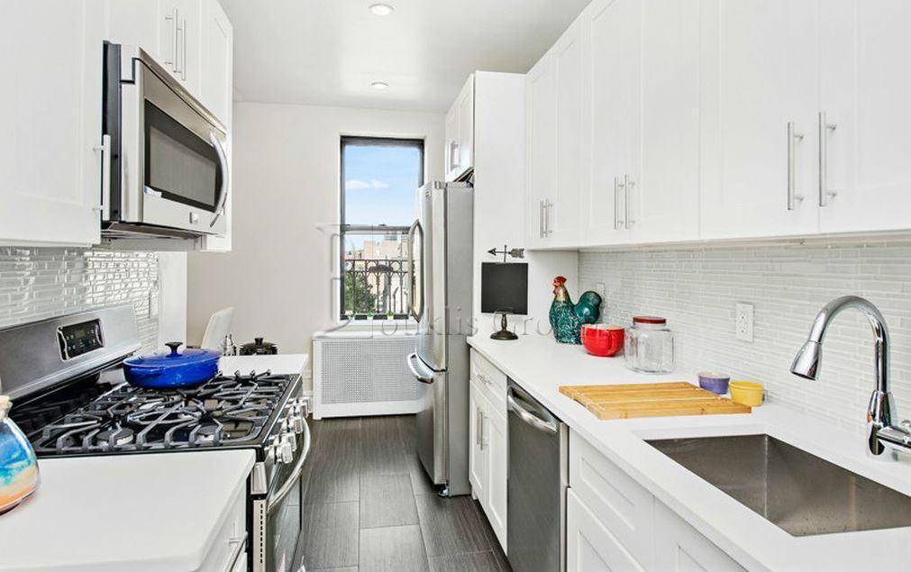 Gorgeous new unit in prime location in Forest Hills.