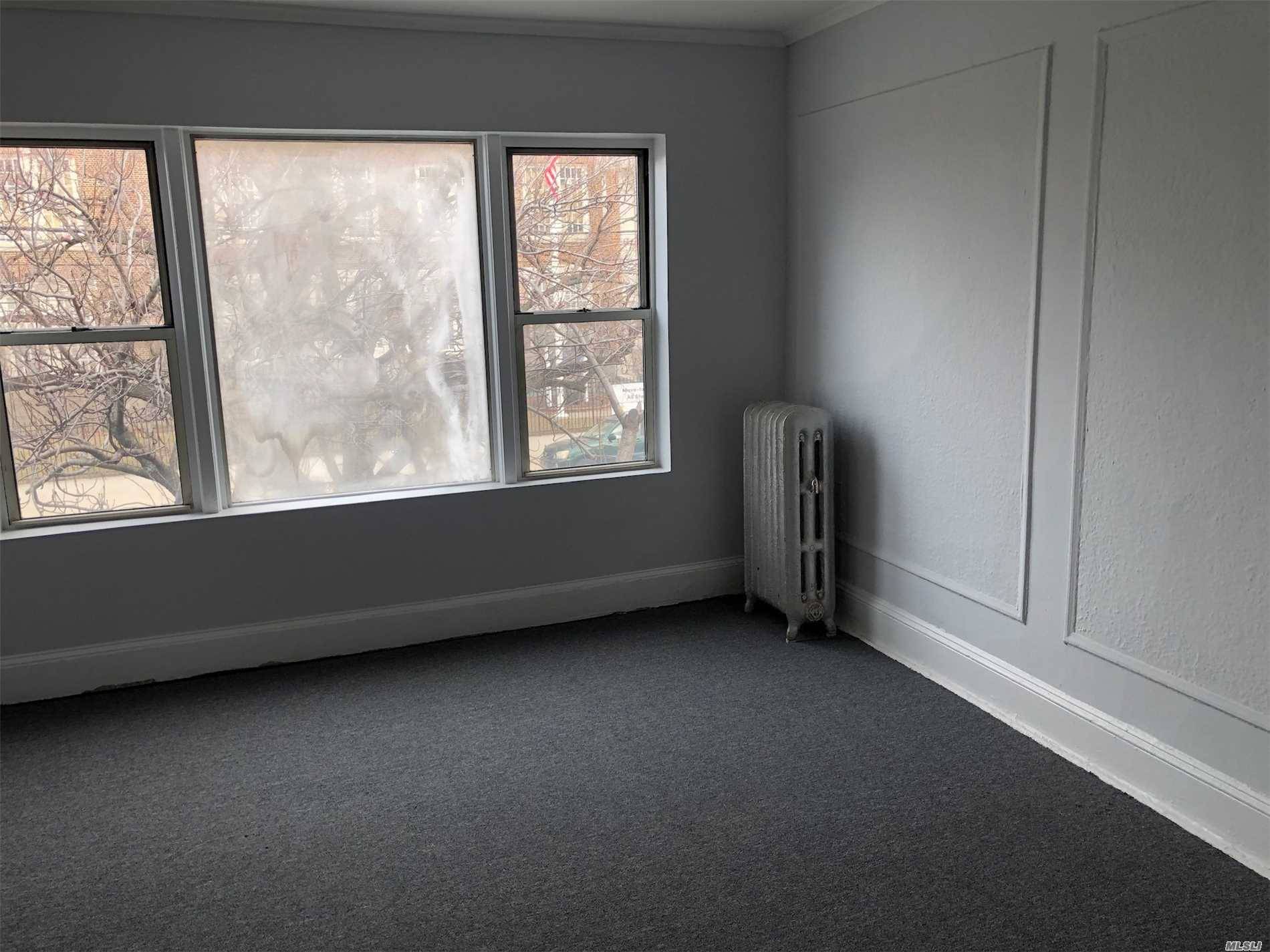 Ditmars Blvd 3 BR House Ditmars-Steinway LIC / Queens