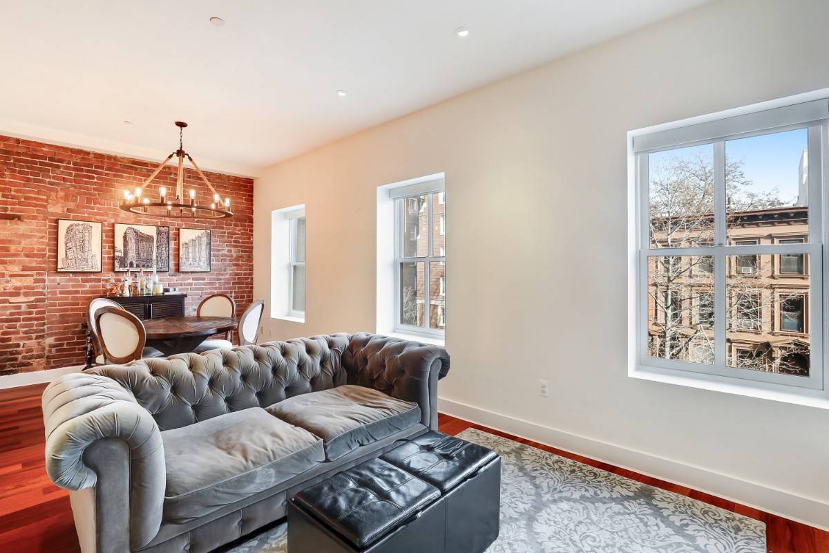 Amazing light, high ceilings and only 1 block from the park !