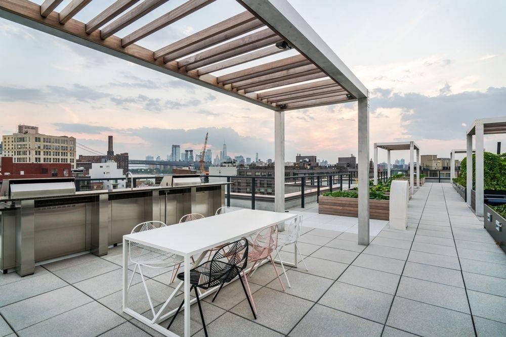 IMMACULATE ** ONE BEDROOM ** ROOFTOP ** WILLIAMSBURG