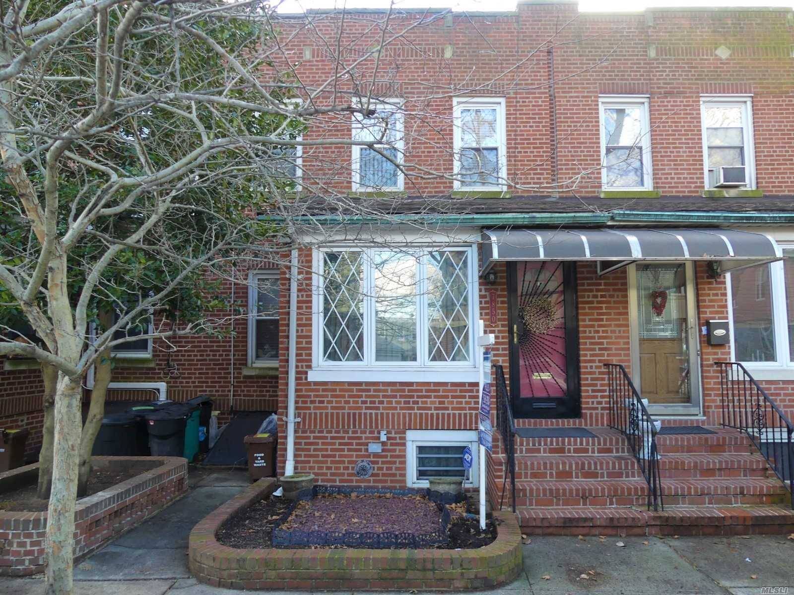 Glendale Pack Your Backs And Move Right In To This One Family, 3 Bedroom Brick.