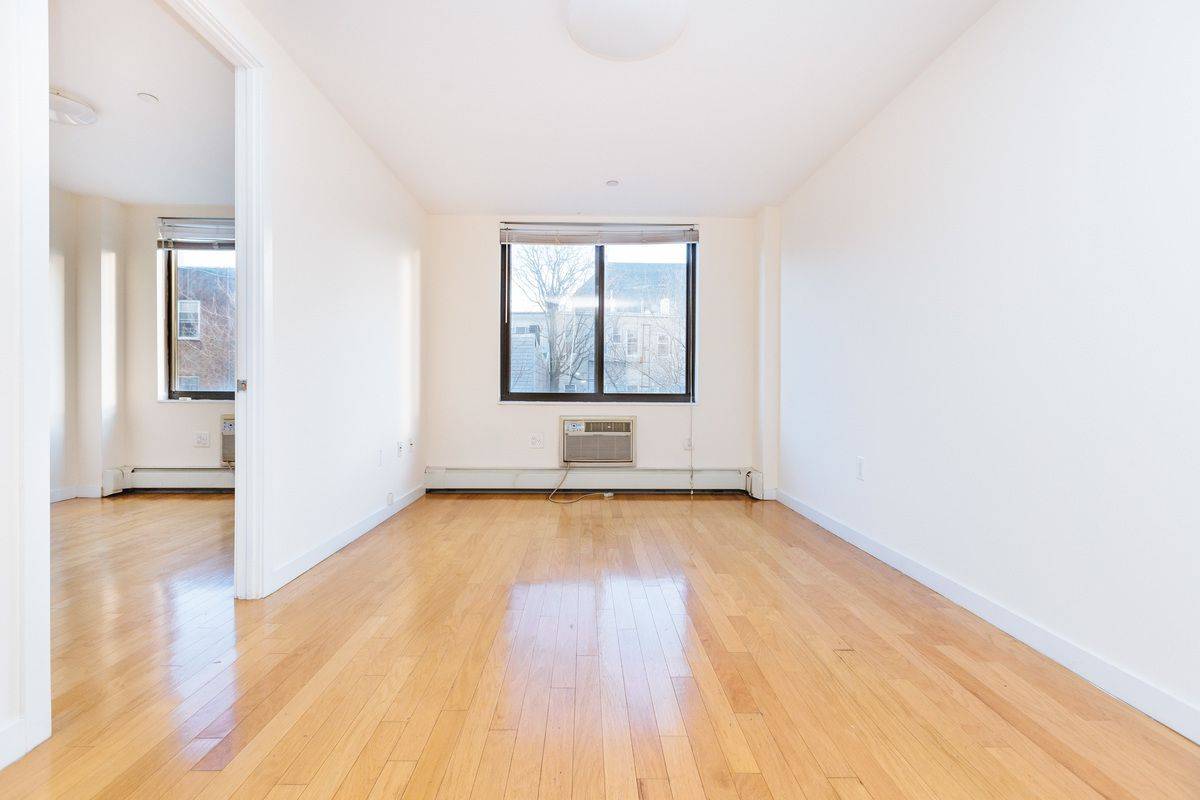 Spacious 1 bedroom unit available in one of East Williamsburg's only full amenity buildings.