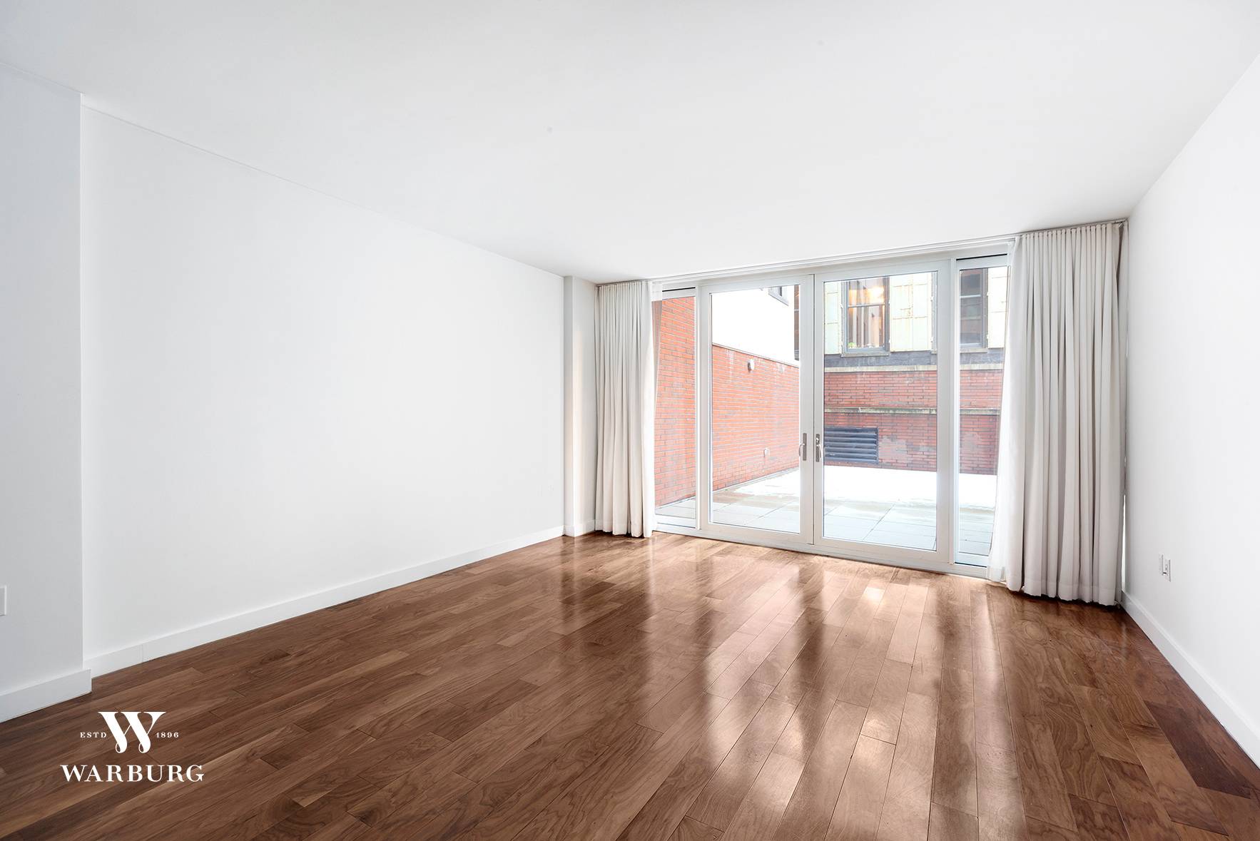 This elegant and spacious studio approximately 550 square feet in central Tribeca offers plenty of room to spread out and relax, along with all sorts of other goodies A large, ...