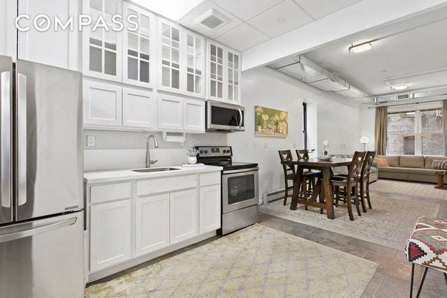 Sprawling LOFT in the heart of Hell s Kitchen This gracious one bedroom home was recently renovated with stainless steel appliances, built in microwave and WASHER DRYER, and the apartment ...