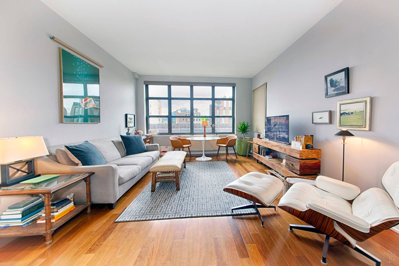 This rare and oversized mint one bedroom offers jaw dropping Williamsburg bridge and Manhattan skyline views as well as sunny southern exposure all day long.