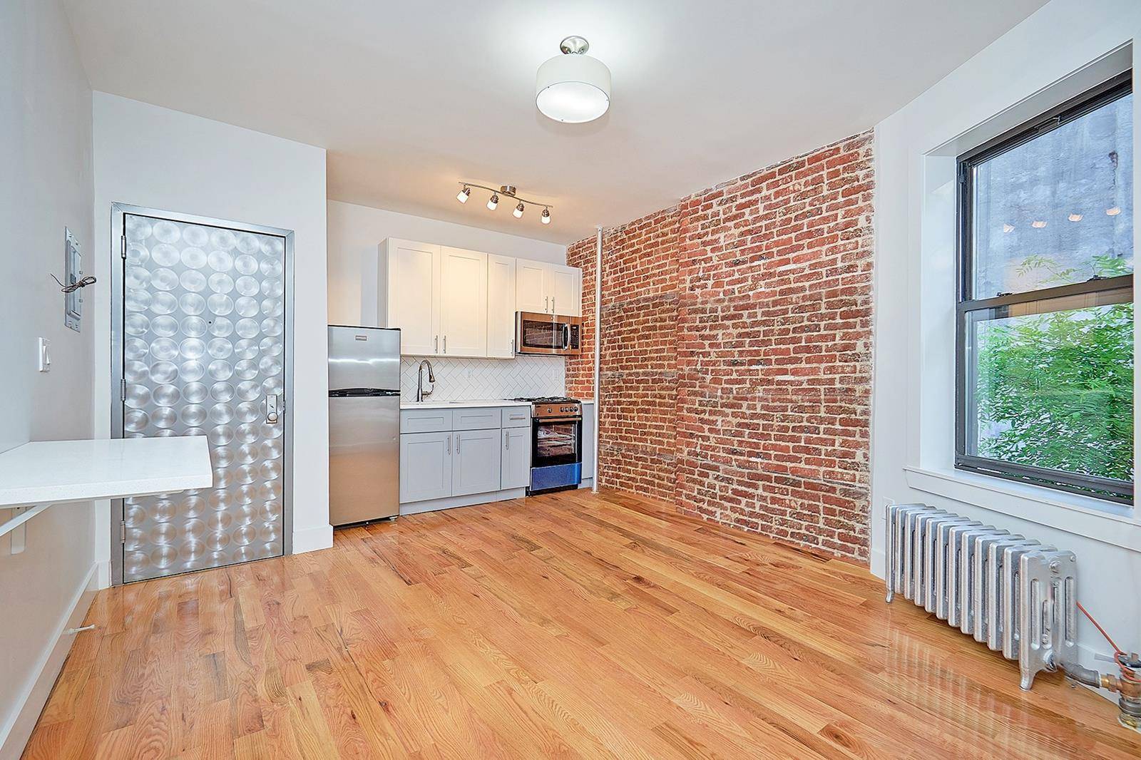 Beautiful cozy 1br in Prime location on Franklin ave !