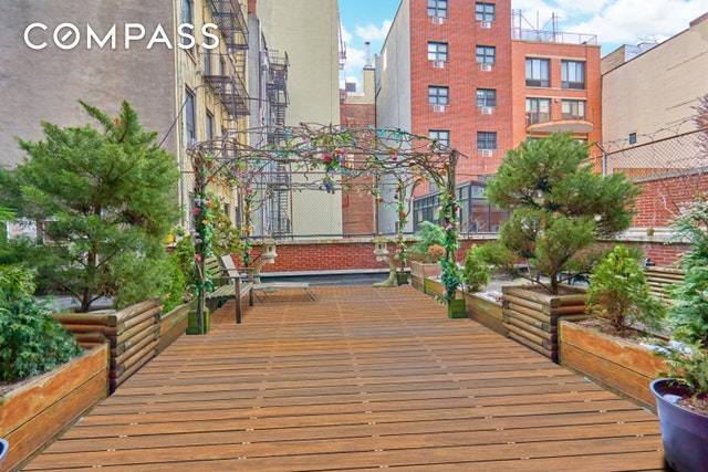 Bring your architects and create your dream studio apartment in the heart of Nolita !