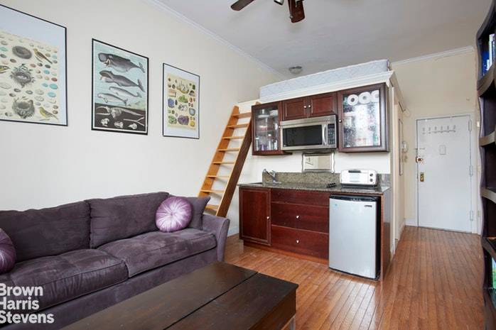 Residence 76C presents an opportunity with exceptional value to live in a full service co op building in the heart of Lincoln Center on a beautiful tree lined street.