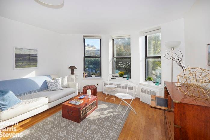 This chic, cheerful one bedroom in a graceful limestone is a stone's throw to many of Brooklyn's most vibrant cultural attractions the Brooklyn Museum, the Library, Botanic Gardens, BAM, Prospect ...