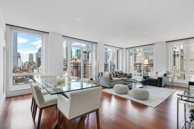 Exquisite Park Avenue condo with breathtaking panoramic views of Manhattan Skyline available for Sale !