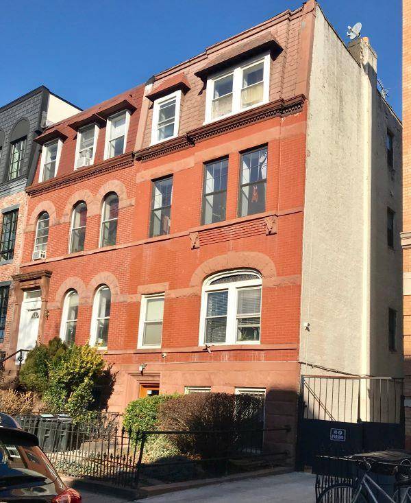 No Fee This bright, charming and spacious one bedroom, one bath is located in the heart of Crown Heights near vibrant Franklin Ave.