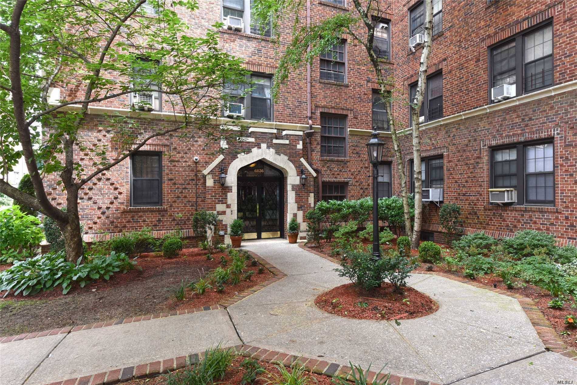 Feast Your Eyes On This Absolutely Gorgeous 2 Bedroom, 1 Bath In The Heart of Forest Hills.