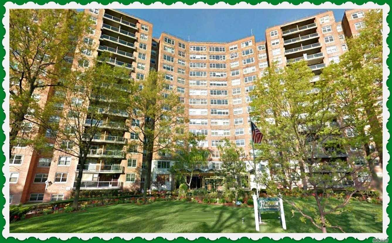This Lovely 2 Bedrooms, 1 Full Bath Apartment Is Located On The 12th Floor In A Luxury High Rise Building.