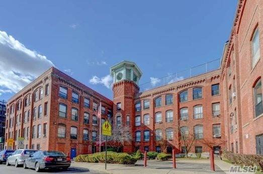 Upscale NYC loft living in the heart of Richmond Hill North !