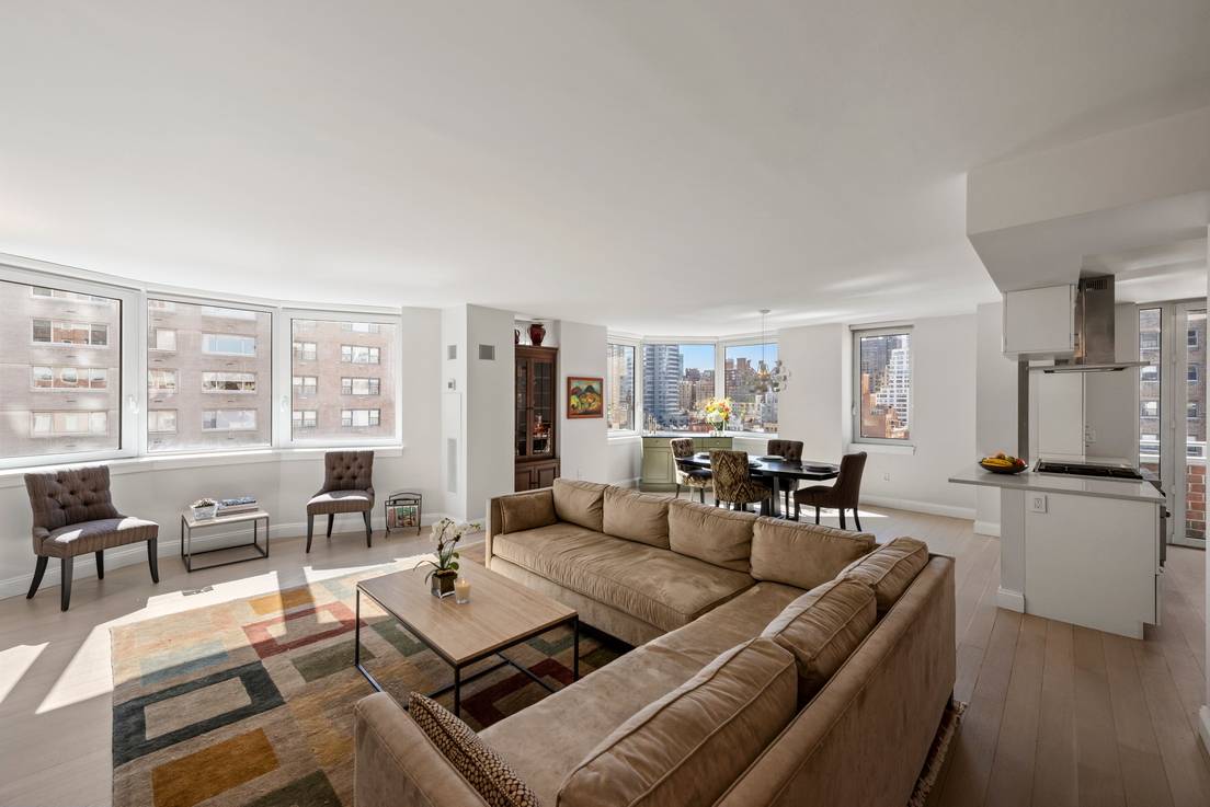 Sprawling corner 3-bed in mint condition with cityscape views