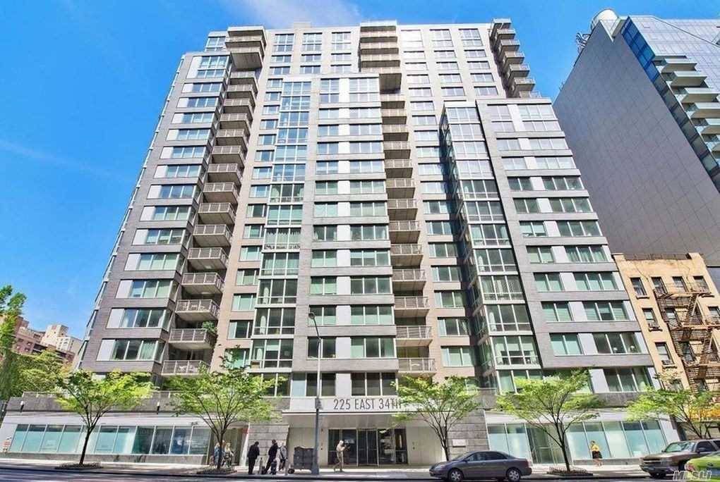 Over 1200SF spacious 2 bedroom apartment with over sized windows offering exquisite views of the empire state building, custom high end kitchen with pure white marble counters, sub zero refrigerator, ...