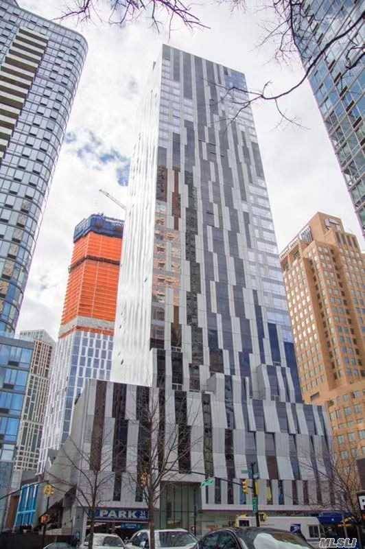 Toren Condominium is a modern, luxury building located in the heart of Downtown Brooklyn.