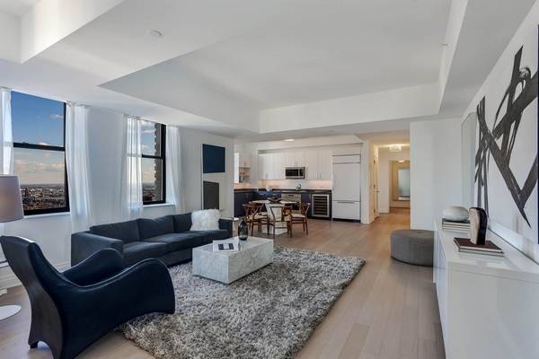 Amazing Apartment in the Heart of Manhattan with Condo Finishes and Beautiful Views!