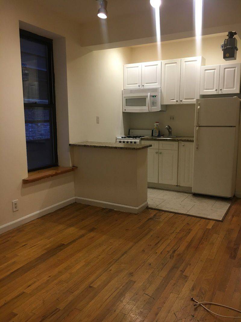GREAT SHARE/ELEVATOR BUILDIING/E50 st/3rd Ave/STEPS FROM GRAND CENTRAL/CENTRAL PARK/.Rockefeller Center