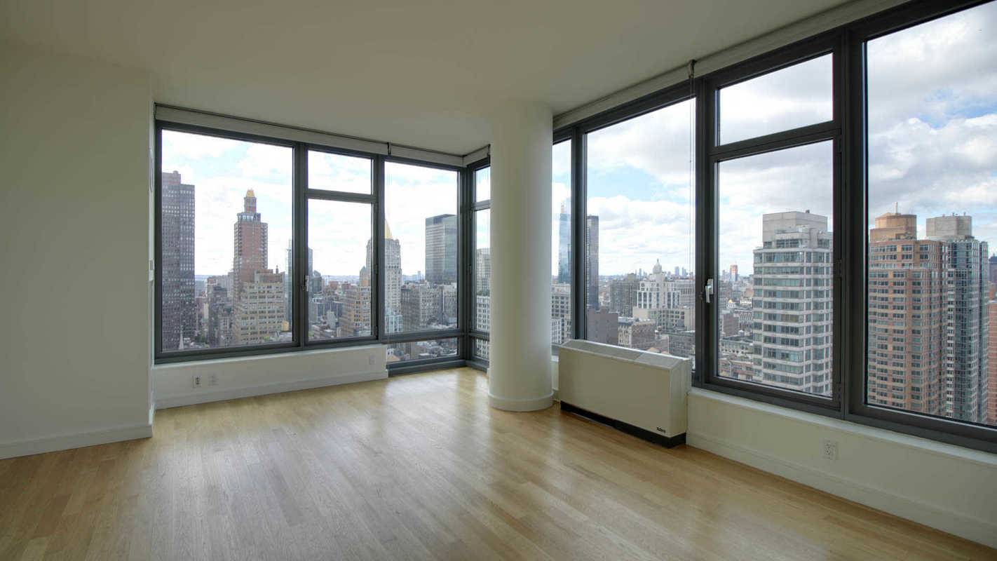 No Fee! 1 Bedroom in Chelsea with lots of amenities and great views!