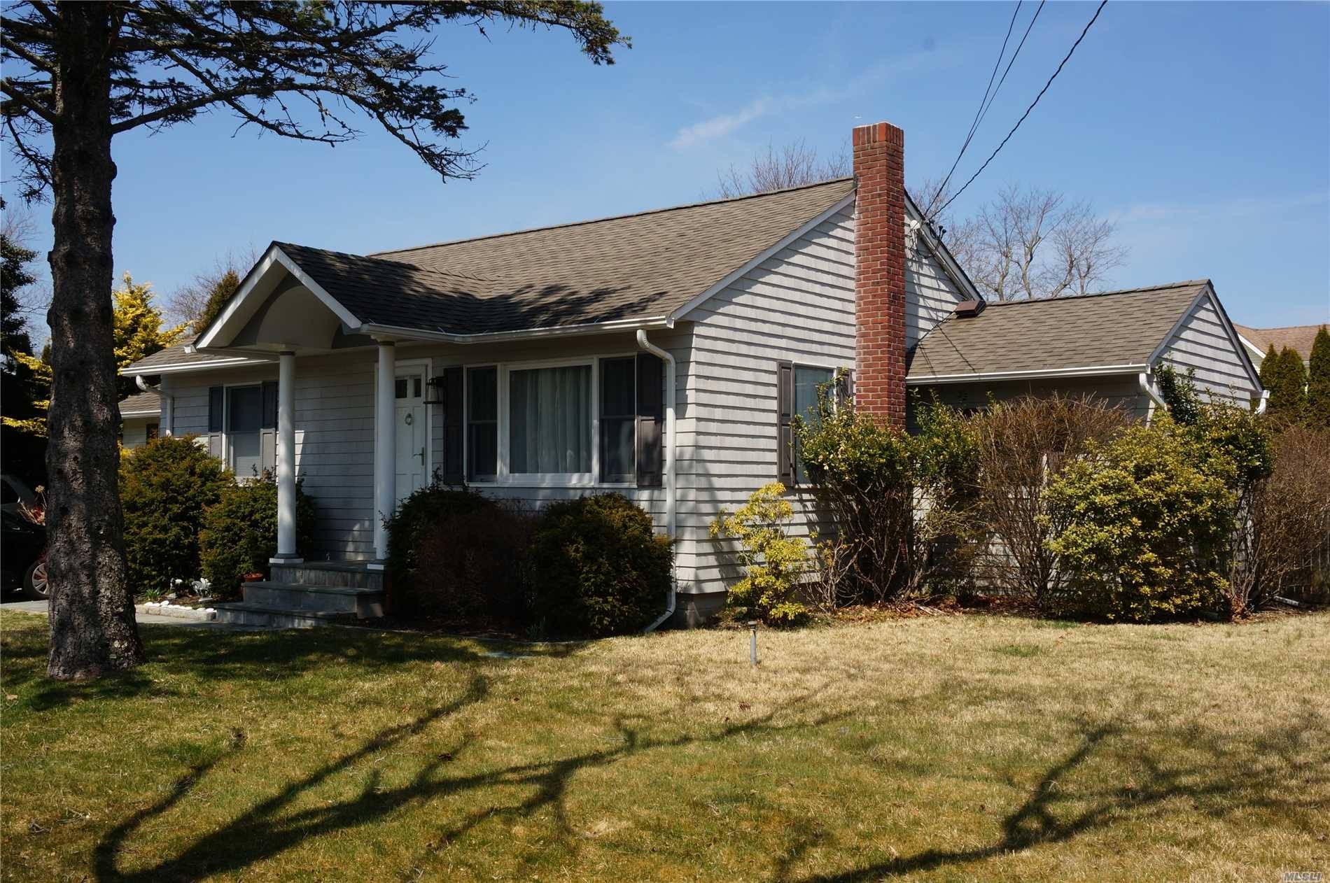 In Hampton point turn key cedar sided home south of highway walk to village restaurants shopping and park, community beach and boat slips, home had complete renovation approximately 2006 hardwood ...