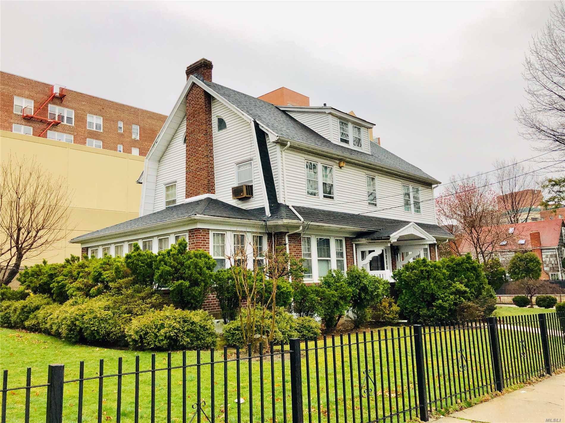 Large 5 Brs 5 Bth Traditional Colonial House in Large Lot size in Center of Flushing.