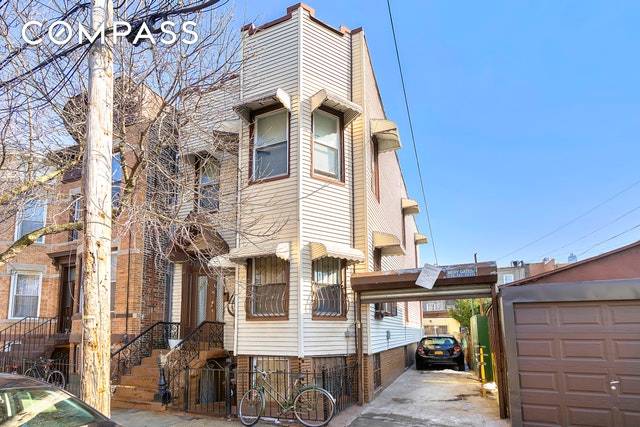 Value packed property with dual living potential Buyers and investors will be immediately attracted to the size, scope and outstanding value for money offered by this versatile multi family residence.