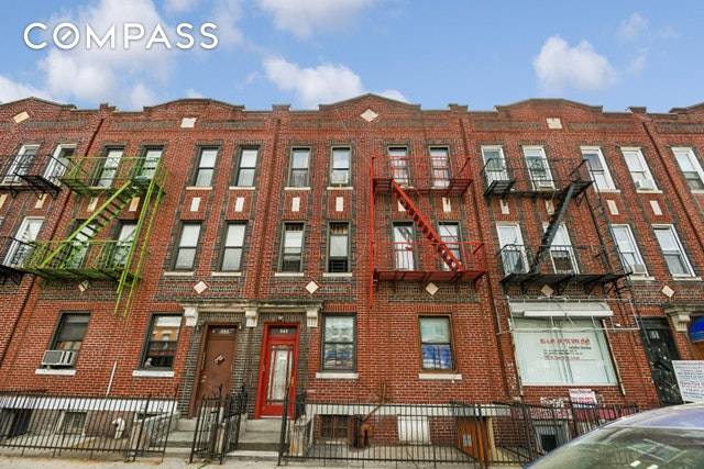 Built in 1930, this pre war 6 unit building is located in a prime Kensington location.