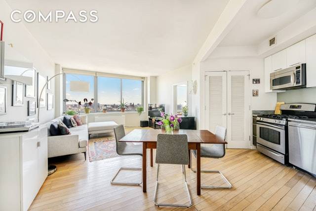 This high floor 2 bed, 2 bath condo at the Forte in Fort Greene has amazing open views of the landmarked Brooklyn skyline and tremendous northeastern sunlight.