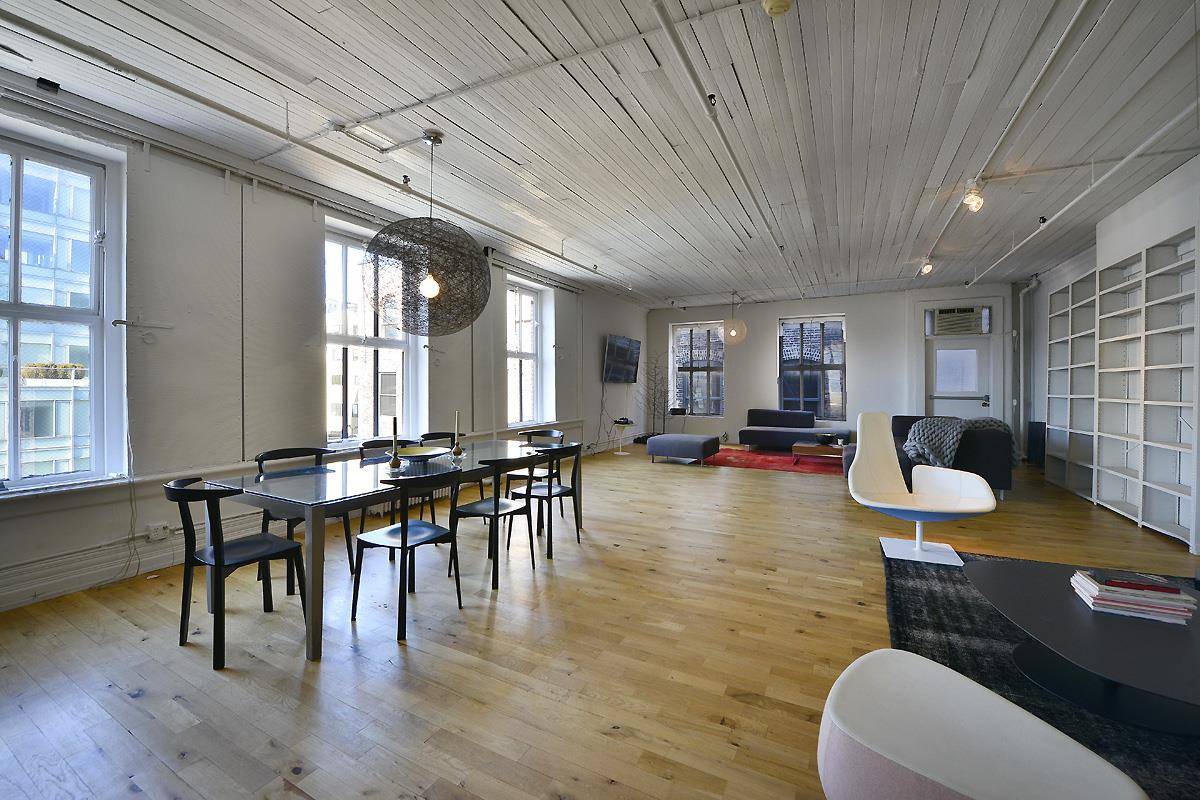 Presently configured as a massive 1 bedroom loft with a home office, this 2, 150SF loft can easily be reconfigured to 2 3 bedrooms along with 2 3 bathrooms.